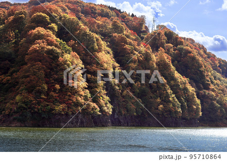 紅葉の荒沢ダム湖 95710864