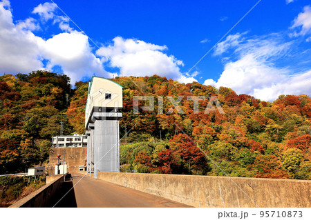 紅葉の荒沢ダム湖 95710873