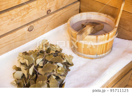 サウナに置かれたサウナ桶とヴィヒタ サウナに置かれたサウナ桶とヴィヒタ 95711125