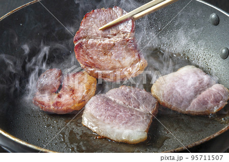 厚めのベーコンを焼いて美味しく調理 厚めのベーコンを焼いて美味しく調理 95711507
