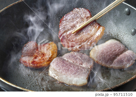 厚めのベーコンを焼いて美味しく調理 95711510