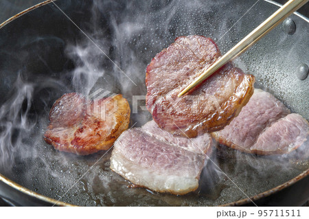 厚めのベーコンを焼いて美味しく調理 厚めのベーコンを焼いて美味しく調理 95711511