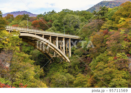 紅葉の風景　鳴子峡の回顧橋 (みかえりばし)　宮城県大崎市 95711569