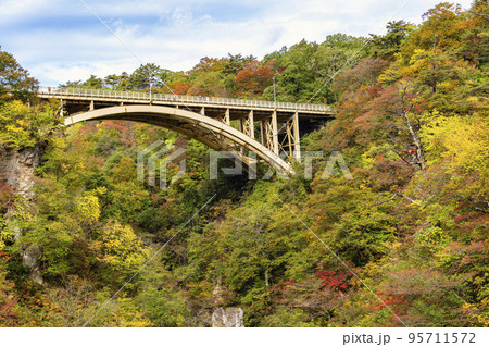 紅葉の風景 鳴子峡の回顧橋 (みかえりばし) 宮城県大崎市 紅葉の風景 鳴子峡の回顧橋 (みかえりばし) 宮城県大崎市 95711572