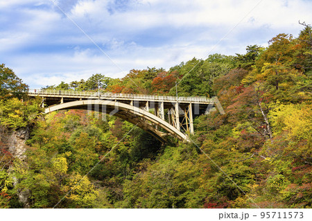 紅葉の風景　鳴子峡の回顧橋 (みかえりばし)　宮城県大崎市 95711573