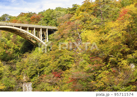 紅葉の風景 鳴子峡の回顧橋 (みかえりばし) 宮城県大崎市 紅葉の風景 鳴子峡の回顧橋 (みかえりばし) 宮城県大崎市 95711574