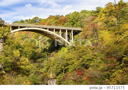紅葉の風景　鳴子峡の回顧橋 (みかえりばし)　宮城県大崎市 95711575