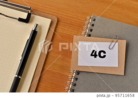 4Cと書かれた紙片 95711658