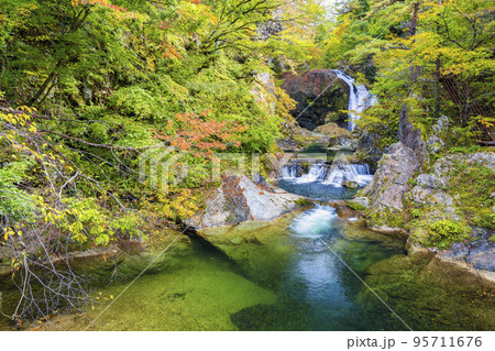 紅葉の風景　秋の関山大滝　山形県東根市 95711676