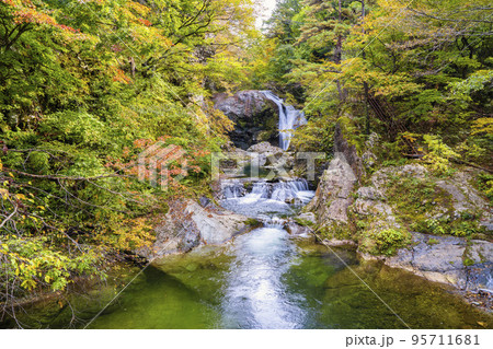 紅葉の風景 秋の関山大滝 山形県東根市 紅葉の風景 秋の関山大滝 山形県東根市 95711681