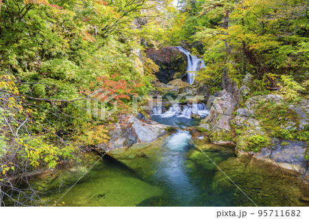 紅葉の風景 秋の関山大滝 山形県東根市 紅葉の風景 秋の関山大滝 山形県東根市 95711682