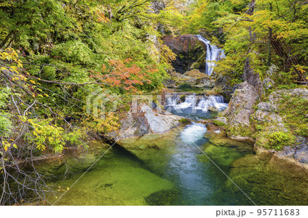 紅葉の風景　秋の関山大滝　山形県東根市 95711683