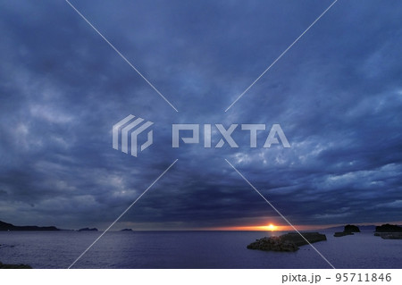 空一面を覆う雲と西空に夕日が現れた秋の海岸夕景・超広角・空主体・221010pm 95711846