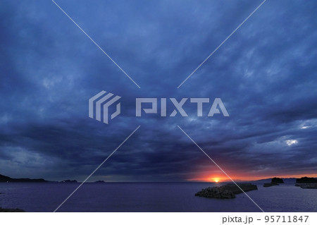 空一面を覆う雲と西空に夕日が現れた秋の海岸夕景・超広角・空主体・221010pm 空一面を覆う雲と西空に夕日が現れた秋の海岸夕景・超広角・空主体・221010pm 95711847