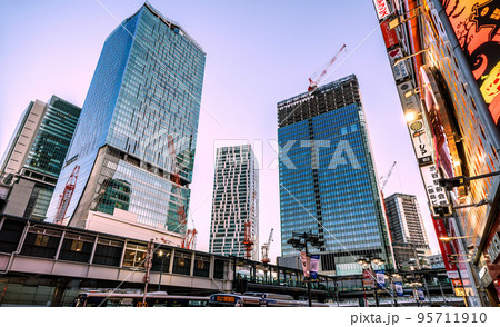 日本の東京都市景観 5棟が揃い踏み…ウェーヴ通り（出入口）前から桜丘口再開発などを望む＝10月28日 95711910