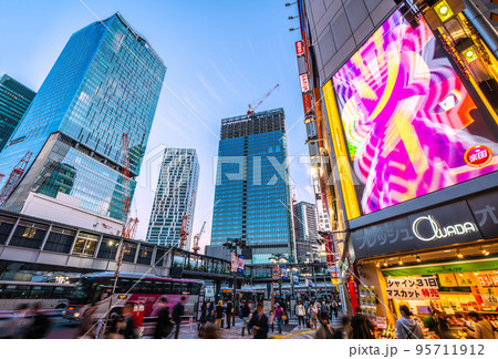 日本の東京都市景観 5棟が揃い踏み…ウェーヴ通り(出入口)前から桜丘口再開発などを望む=10月28日 日本の東京都市景観 5棟が揃い踏み…ウェーヴ通り(出入口)前から桜丘口再開発などを望む=10月28日 95711912