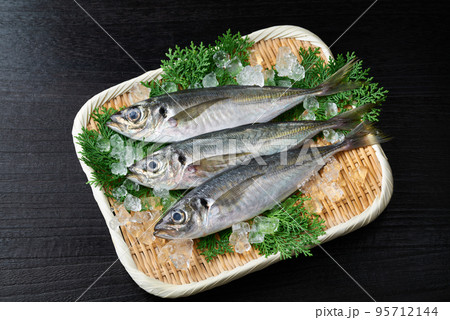 ザルに盛った鯵 95712144