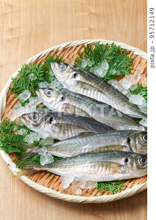 ザルに盛った鯵 95712149