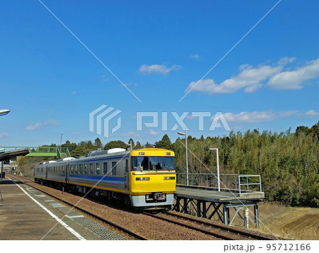 中瀬古駅に停車中のキヤ95 中瀬古駅に停車中のキヤ95 95712166