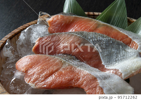 新鮮で美味しい鮭の切り身 新鮮で美味しい鮭の切り身 95712262