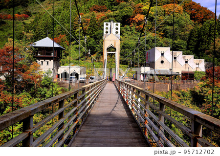 梵字川の紅葉　吊り橋 95712702