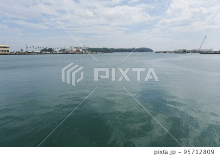 唐津へ向かうフェリーが発着する印通寺港ターミナル 唐津へ向かうフェリーが発着する印通寺港ターミナル 95712809