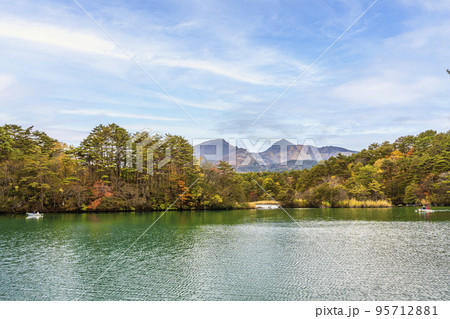 秋の五色沼自然探勝路 毘沙門沼 福島県北塩原村 秋の五色沼自然探勝路 毘沙門沼 福島県北塩原村 95712881