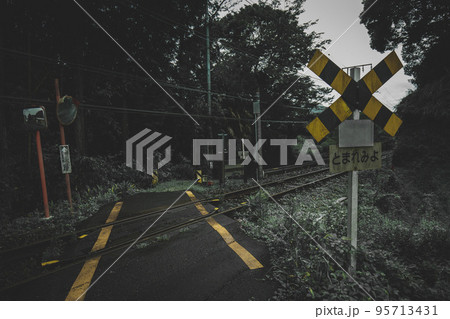 不気味な雰囲気の踏切 不気味な雰囲気の踏切 95713431