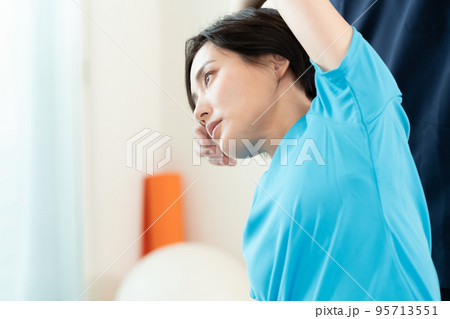 整体を受ける女性 95713551