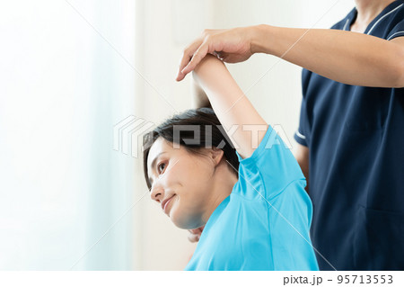 整体を受ける女性 整体を受ける女性 95713553