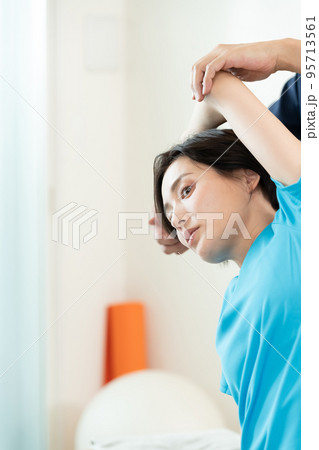 整体を受ける女性 整体を受ける女性 95713561