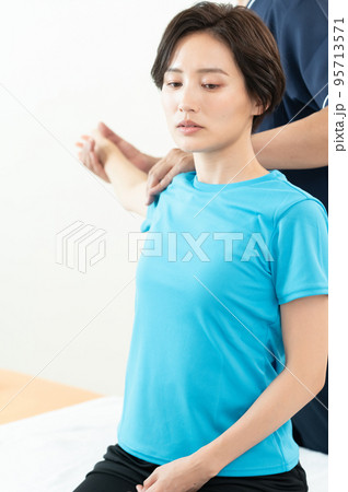 整体を受ける女性 95713571