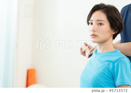 整体を受ける女性 整体を受ける女性 95713572