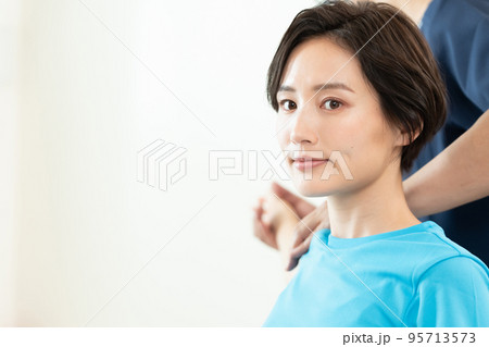 整体を受ける女性 整体を受ける女性 95713573
