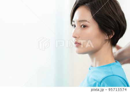 整体を受ける女性 整体を受ける女性 95713574