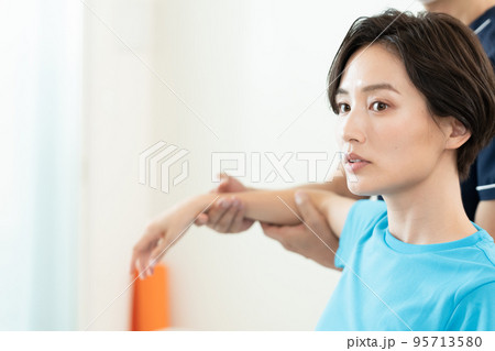整体を受ける女性 95713580