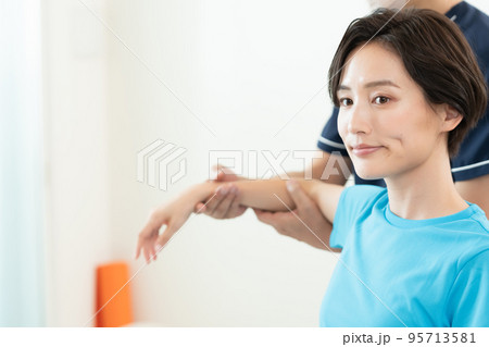 整体を受ける女性 整体を受ける女性 95713581