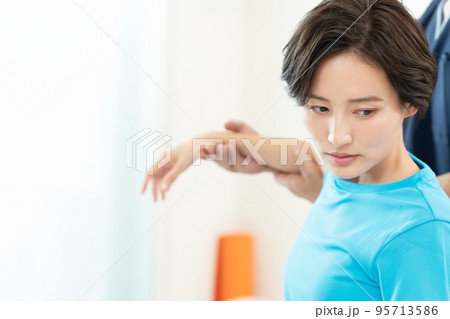 整体を受ける女性 整体を受ける女性 95713586