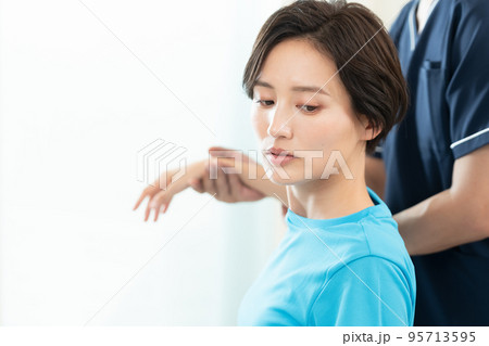 整体を受ける女性 整体を受ける女性 95713595