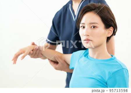 整体を受ける女性 95713598
