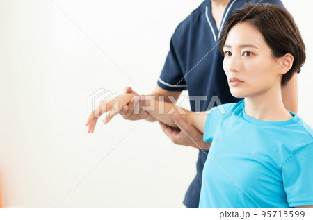 整体を受ける女性 95713599