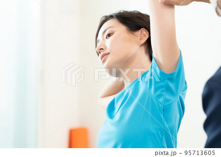整体を受ける女性 整体を受ける女性 95713605