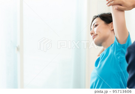 整体を受ける女性 整体を受ける女性 95713606