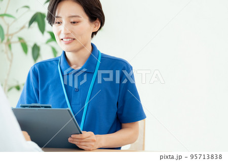 利用者の相談を受けるケアマネージャー 利用者の相談を受けるケアマネージャー 95713838