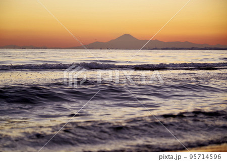 夜の海浜幕張公園歩道橋からの眺め 夜の海浜幕張公園歩道橋からの眺め 95714596