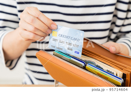 クレジットカードを持つカジュアル姿のミドル女性 クレジットカードを持つカジュアル姿のミドル女性 95714604