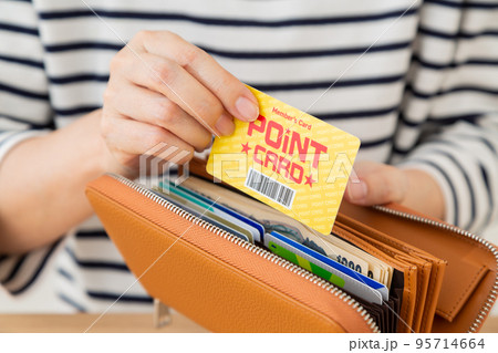 ポイントカードを持つカジュアル姿のミドル女性 ポイントカードを持つカジュアル姿のミドル女性 95714664