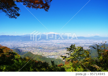 紅葉の尼厳山から望む善光寺平 95714945