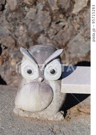両端がフクロウの石像になっているベンチ 両端がフクロウの石像になっているベンチ 95715263