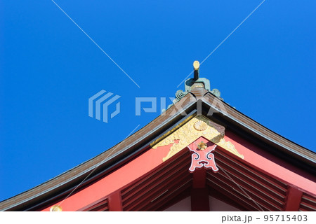 青空を背景にした赤い寺の屋根 95715403